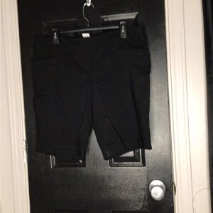 #800.   Time and Tru Black Bermuda Shorts Relaxed Fit